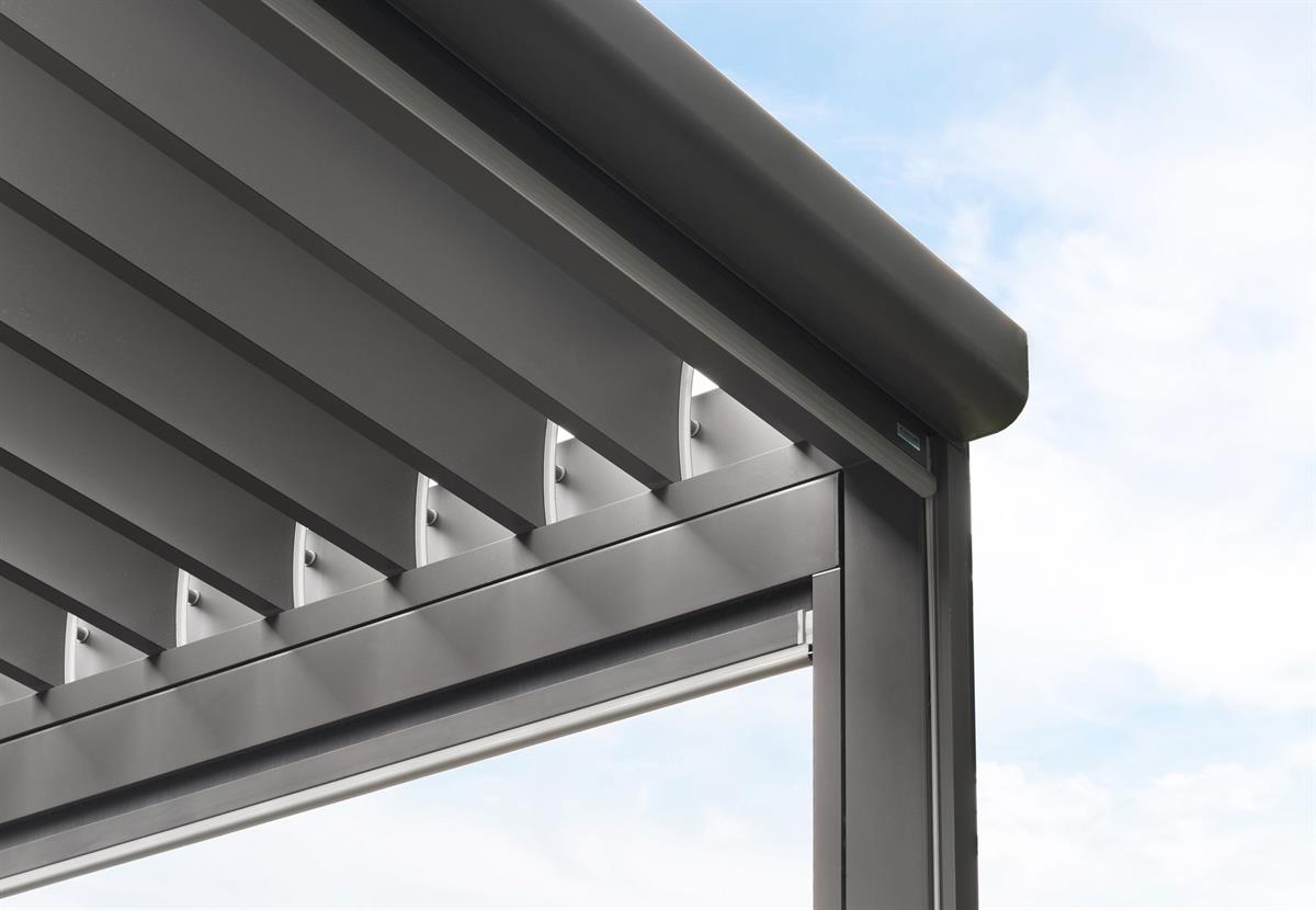 Alba Louvered Roof and Stratus Drop Screens